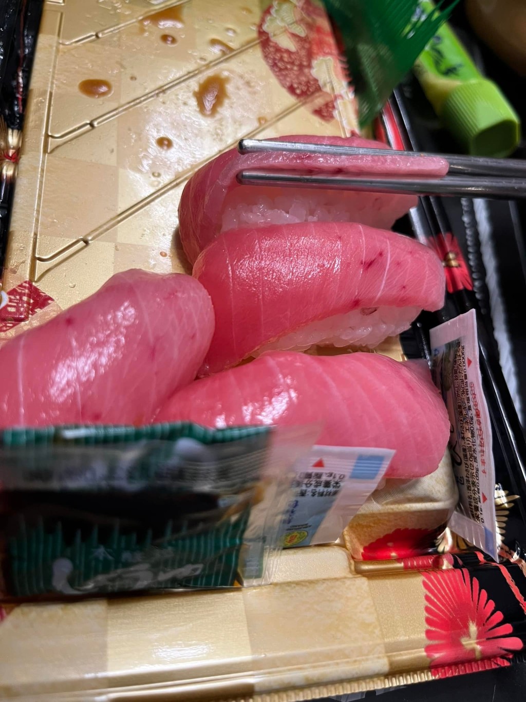 網上有不少食客分享在 Donki 買到的壽司，血斑同樣清晰可見。 （圖片來源：香港壽司刺身關注組）